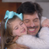 Dulce Maria (Lorena Queiroz) abraça Leonardo (Daniel Alvim) depois de ganhar presente do tio que ainda não conhecia, no capítulo que vai ao ar quarta-feira, dia 27 de dezembro de 2017, na novela 'Carinha de Anjo'