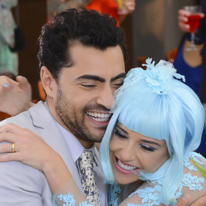 Estefânia (Priscila Sol) é convidada para ser madrinha junto de Vitor (Thiago Mendonça) no casamento de Cecília (Bia Arantes) e Gustavo (Carlo Porto), no capítulo que vai ao ar quarta-feira, dia 27 de dezembro de 2017, na novela 'Carinha de Anjo'