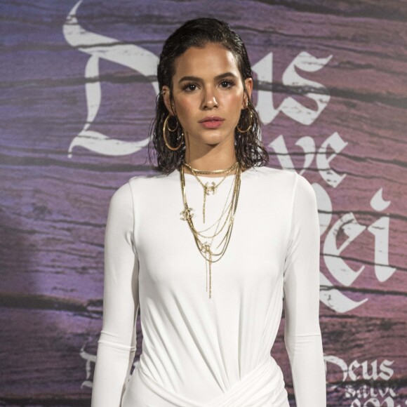 Bruna Marquezine, enquanto se caracterizava, brincou imitando a colega de elenco