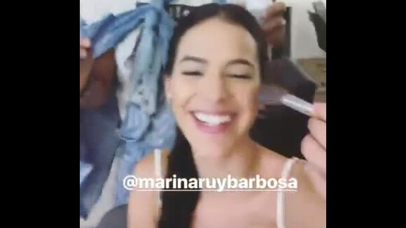 Bruna Marquezine, caracterizada com Catarina, brinca com hit de Anitta nos Estúdios Globo