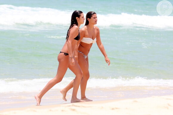 Giulia Costa aproveitou um momento livre para curtir a praia com uma amiga