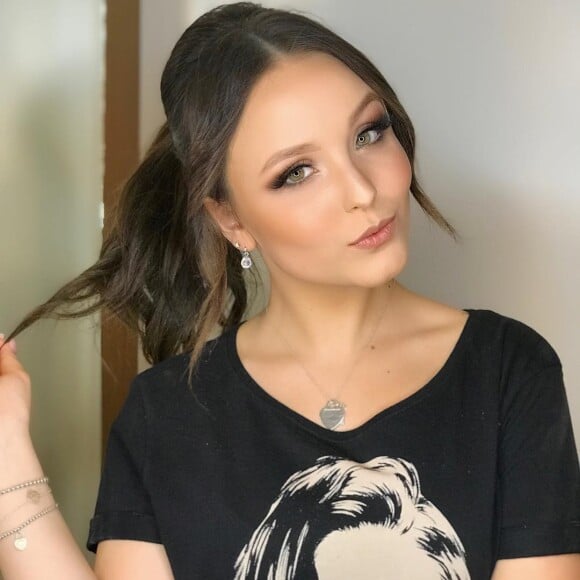 Larissa Manoela assumiu o namoro com o ator nesta segunda-feira (19)