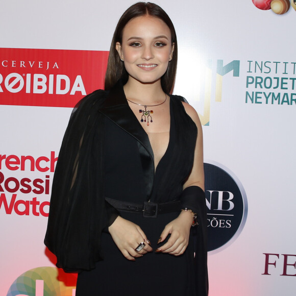 Larissa Manoela conferiu show Natal do Instituto Neymar Jr acompanhada do novo namorado, Leo Cidade