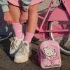 Meias bonitinhas e peças com a personagem Hello Kitty também são escolhas da holandesa Cécile Laureen