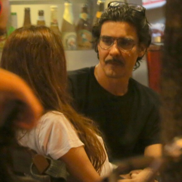 André Gonçalves foi fotografado conversando com uma morena em um bar do Baixo Gávea