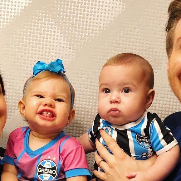 Michel Teló confessou que não se aguenta de saudade da família cada vez que viaja para fazer shows