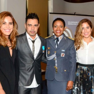 Zezé Di Camargo recebeu medalha de honra ao mérito da Polícia Militar