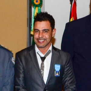 Zezé Di Camargo foi condecorado pela Polícia Militar de São Paulo