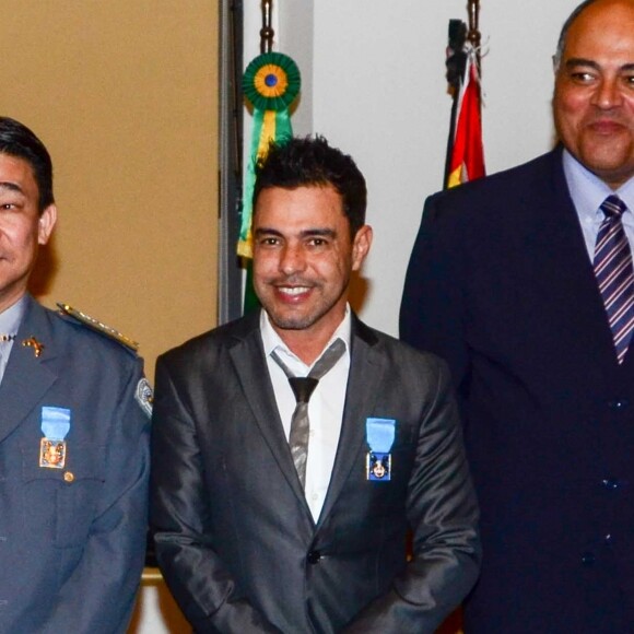 Zezé Di Camargo foi condecorado pela Polícia Militar de São Paulo