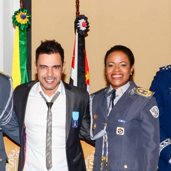 Zezé Di Camargo recebeu medalha da Polícia Militar de São Paulo, nesta quarta-feira, 20 de dezembro de 2017