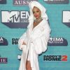 Rita Ora atraiu olhares por chegar de roupão de banho e toalha enrolada na cabeça no Europe Music Awards 2017 