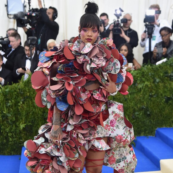 Rihanna chamou atenção com seu look excêntrico da grife Comme des Garçons no MET Gala, realizado no Museu Metropolitan, em Nova York, em 1º de maio de 2017 