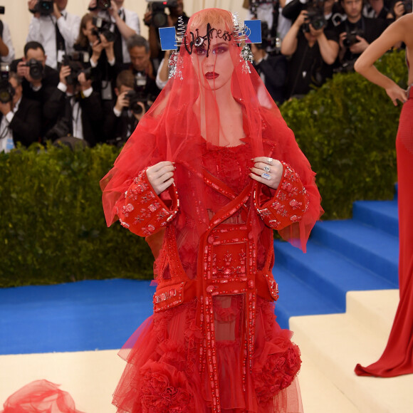 Todos os olhares se viraram para Katy Perry após a chegada da cantora – a bordo de um look da grife Maison Margiela – no MET Gala