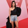 Kendall Jenner inovou ao surgir de short jeans no tapete vermelho do evento beneficente Fashion For Relief, em Cannes, no Sul da França, em 21 de maio de 2017 