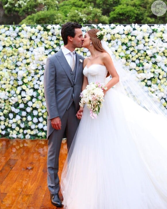O vestido de noiva de Marina Ruy Barbosa foi uma criação exclusiva da grife italiana Dolce & Gabbana