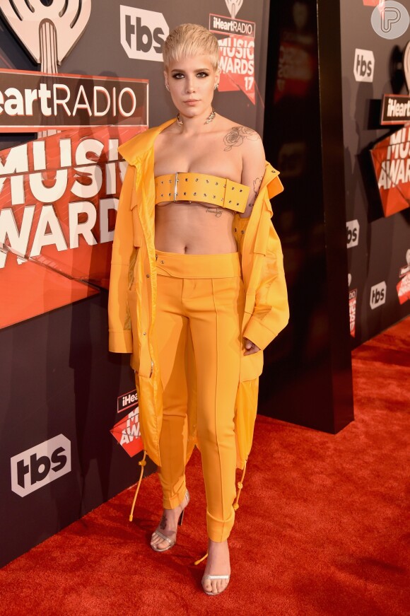A cantora Halsey transformou o cinto em um top no iHeartRadio Music Awards, que aconteceu na Califórnia, Estados Unidos, em 5 de março de 2017