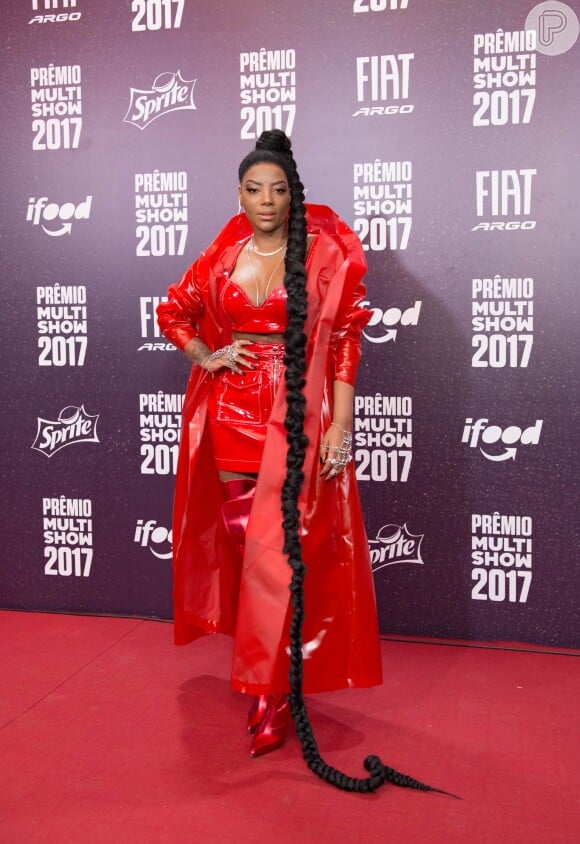 Ludmilla exibiu tranças gigantes com o look todo vermelho no Prêmio Multishow, realizado no Rio de Janeiro em 24 de outubro de 2017