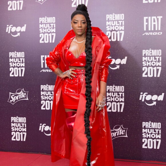 Ludmilla exibiu tranças gigantes com o look todo vermelho no Prêmio Multishow, realizado no Rio de Janeiro em 24 de outubro de 2017