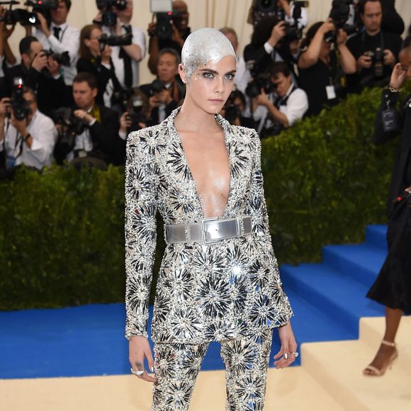 Cara Delevingne cobriu a cabeça com tinta prateada e cristais para o MET Gala 2017, realizado em Nova York