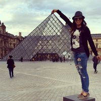 Anitta visita Museu do Louvre durante viagem à França