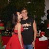 Larissa Manoela beija namorado, Leo Cidade, em festa de aniversário
