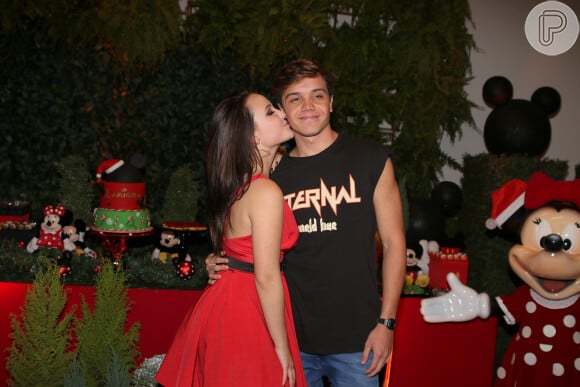 Larissa Manoela beija namorado, Leo Cidade, em festa de aniversário