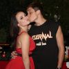 Larissa Manoela posa abraçada ao namorado, Leo Cidade, em festa de aniversário
