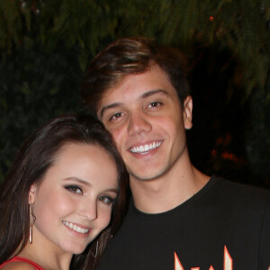 Larissa Manoela abraça namorado, Leo Cidade, em festa de aniversário