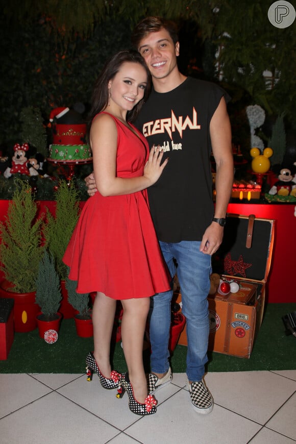 Larissa Manoela abraça namorado, Leo Cidade, em festa de aniversário