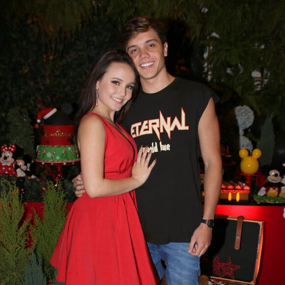 Larissa Manoela abraça namorado, Leo Cidade, em festa de aniversário