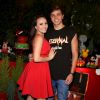 Larissa Manoela posa com namorado, Leo Cidade, em festa surpresa