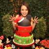 Larissa Manoela posa com o bolo de sua festa de aniversário, com tema da Disney