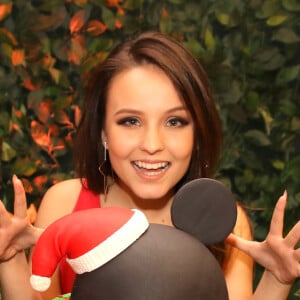 Larissa Manoela posa com o bolo de sua festa de aniversário, com tema da Disney