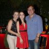 Larissa Manoela posa com os pais, Silvana e Gilberto, na festa surpresa