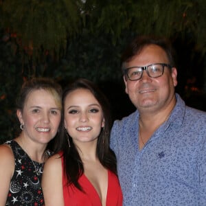 Larissa Manoela posa com os pais, Silvana e Gilberto, na festa surpresa