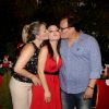Larissa Manoela ganha beijo dos pais, Silvana e Gilberto