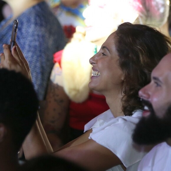 Camila Pitanga aplaudiu Leandra Leal em show de Natal, no Teatro Rival, no Rio, na noite desta quarta-feira, 20 de dezembro de 2017