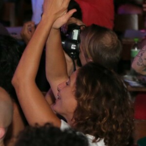 Camila Pitanga aplaudiu Leandra Leal em show de Natal, no Teatro Rival, na noite desta quarta-feira, 20 de dezembro de 2017