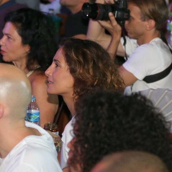 Camila Pitanga acompanhou com atenção o show de Natal de Leandra Leal em teatro do Rio