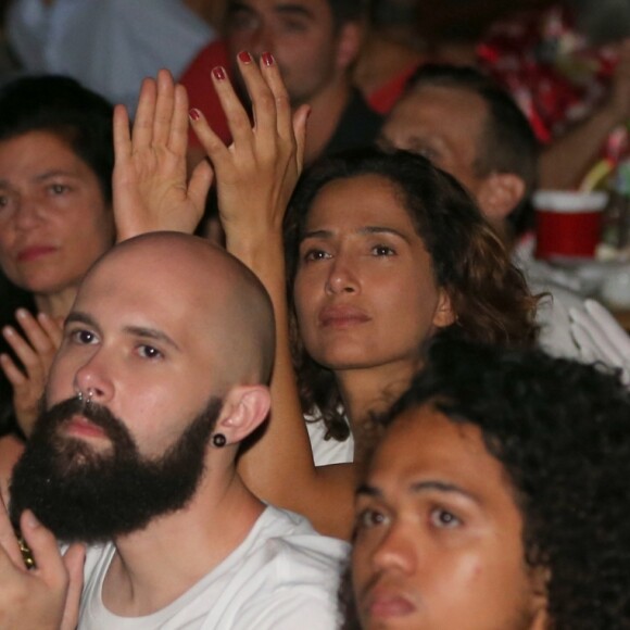 Camila Pitanga aplaudiu Leandra Leal em show de Natal, na noite desta quarta-feira, 20 de dezembro de 2017