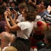 Camila Pitanga aplaudiu Leandra Leal em show de Natal, no Teatro Rival, no Rio