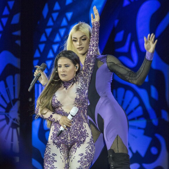 Web zoa Pabllo Vittar por diferença de altura com Simone e Simaria