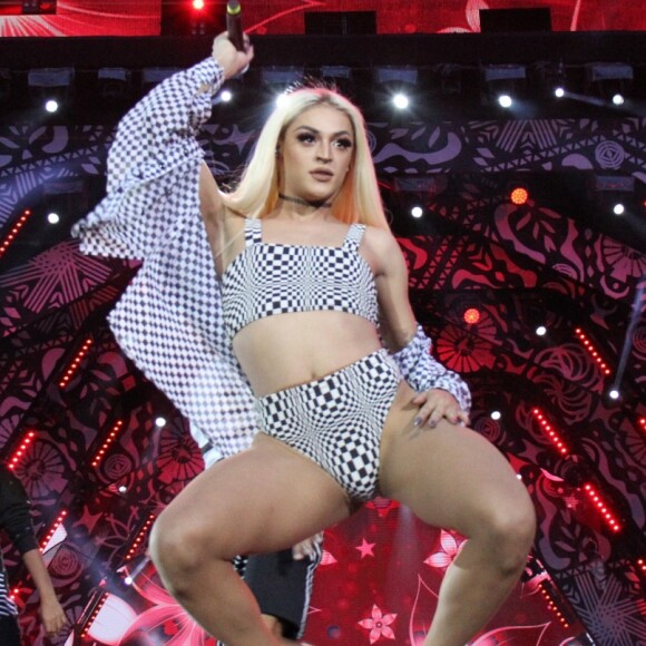 Pabllo Vittar é comparado a Avatar por diferença de altura com Simone e Simaria