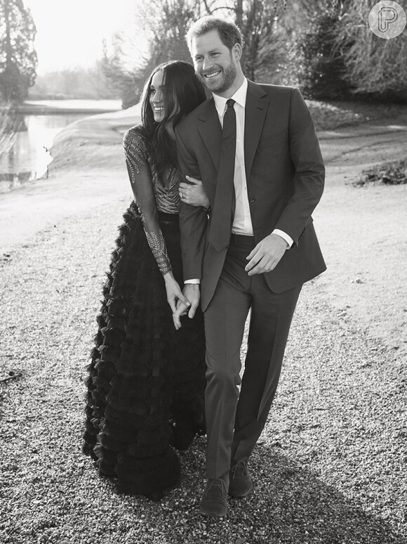 Príncipe Harry e a noiva, Meghan Markle, divulgaram fotos do noivado através de redes sociais do Palácio de Kensington