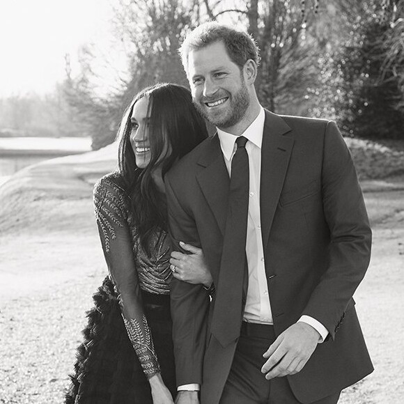 Príncipe Harry e a noiva, Meghan Markle, divulgaram fotos do noivado através de redes sociais do Palácio de Kensington