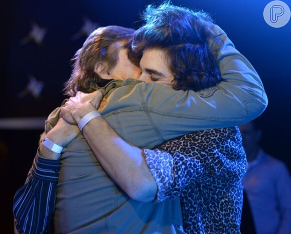 Fiuk e Fábio Jr se abraçam nos bastidores do 'SuperStar'