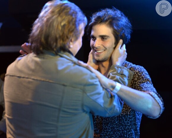 Fiuk encontra o pai nos bastidores do 'SuperStar', em 25 de maio de 2014