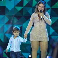 Filho de Simone imita cantora em show de Ivete Sangalo: 'E aí, coleguinhas'