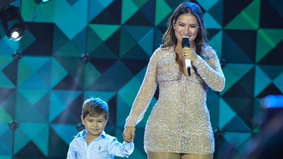 Filho de Simone imita cantora em show de Ivete Sangalo: 'E aí, coleguinhas'