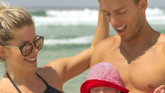 Karina Bacchi curte praia com namorado, Amaury Nunes, e filho, Enrico: 'Nós 3'